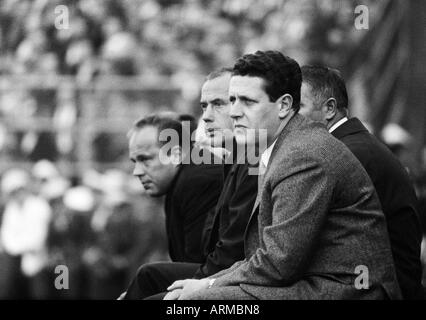 Calcio, Bundesliga, 1966/1967, Rot-Weiss Essen contro il Borussia Moenchengladbach 2:1, STADIO A Hafenstrasse in Essen, Moenchengladbach banco di coaching, sinistra keeper Manfred Orzessek, 2.f.l. allenatore Hennes Weisweiler Foto Stock