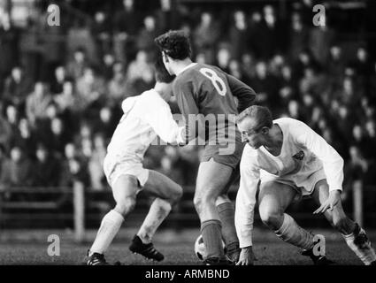 Calcio, Regionalliga Ovest, 1966/1967, VfL Bochum versus Westfalia Herne 1:0, STADIO A Castroper Strasse a Bochum, scena della partita, un lettore a Herne (8) e Hans Grieger (VFL) destro Foto Stock