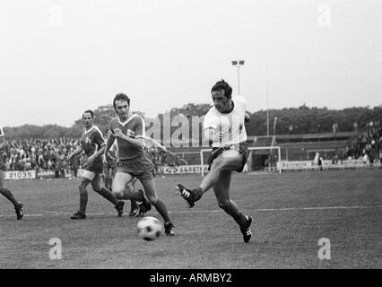 Calcio, Regionalliga 1968/1969, promozione match per la Bundesliga 1969/1970, Rot-Weiss Oberhausen versus Hertha Zehlendorf 1:0, Niederrhein Stadium di Oberhausen, scena del match, Franz Krauthausen (RWO) destra tiri in porta, sinistra dietro Hans Guenter Foto Stock