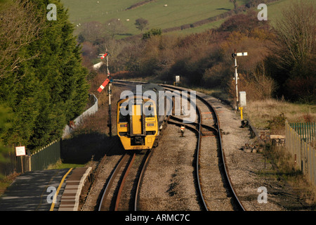Treno passeggeri rurale di avvicinamento dalla stazione ferroviaria di Ferryside Carmartheshire West Wales UK Foto Stock