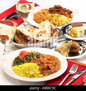 Cena da asporto enunciati pesce al curry pane Naan verdure dolci di riso vino le parole chiave microonde orientale indiano Foto Stock
