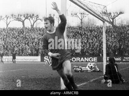 Calcio, DFB Cup, ottavo di finale, 1970/1971, Wedau Stadium di Duisburg, MSV Duisburg contro la Tasmania 1900 Berlin 2:0, gioendo calciatore f.l.t.r. Bernard Dietz (MSV), un lettore di Berlino arenarsi, custode Horst Grunenberg (Berlino) Foto Stock