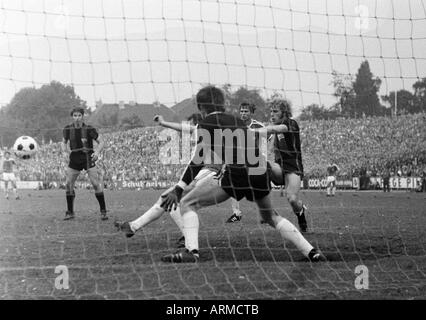 Calcio, Regionalliga 1970/1971, promozione match per la Bundesliga 1971/1972, VfL Bochum contro la Tasmania 1900 Berlin 4:2, Stadio an der Castroper Strasse a Bochum, scena del match, f.l.t.r. Gerd Gretzler (Berlino), il custode Hans Juergen Bradler (Bochum Foto Stock