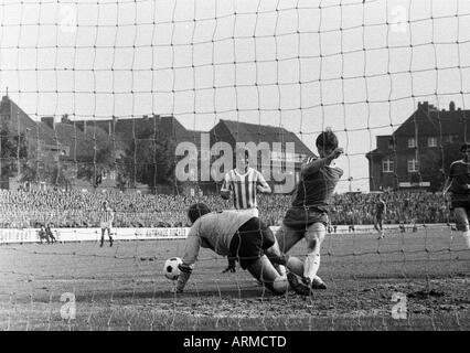 Calcio, Regionalliga 1970/1971, promozione match per la Bundesliga 1971/1972, VfL Bochum contro il VfL Osnabrueck 3:1, Stadio an der Castroper Strasse a Bochum, scena del match, f.l.t.r. keeper Andreas Burose (Osnabrueck), Reinhold Wasner (Osnabrueck), Foto Stock