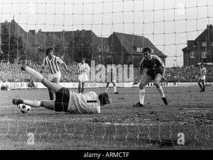 Calcio, Regionalliga 1970/1971, promozione match per la Bundesliga 1971/1972, VfL Bochum contro il VfL Osnabrueck 3:1, Stadio an der Castroper Strasse a Bochum, scena del match, f.l.t.r. Erwin Braun (Osnabrueck), Klaus Baumanns (Osnabrueck), il custode e Foto Stock