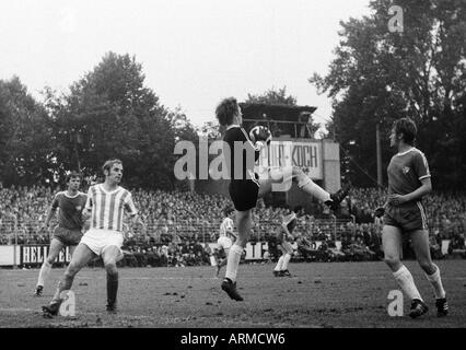 Calcio, Regionalliga 1970/1971, promozione match per la Bundesliga 1971/1972, VfL Bochum contro il VfL Osnabrueck 3:1, Stadio an der Castroper Strasse a Bochum, scena del match, f.l.t.r. Erwin Galeski (Bochum), Carsten Baumann (Osnabrueck), il custode Hans Foto Stock