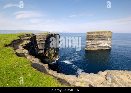 Stack di mare a Downpatrick Head, vicino a Ballycastle, nella contea di Mayo, Connacht, Repubblica di Irlanda (Eire), Europa Foto Stock