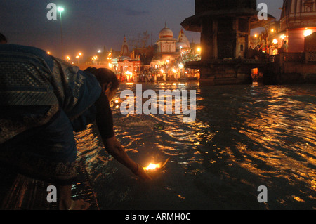 Gange come donna indiana offre un desiderio ciotola per l'acqua Foto Stock