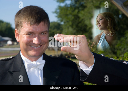 Miglior uomo gli anelli di tenuta durante la cerimonia di nozze Foto Stock