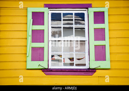 Persiane alle finestre, St. Johns, Antigua Isola, Piccole Antille, West Indies, dei Caraibi e America centrale Foto Stock