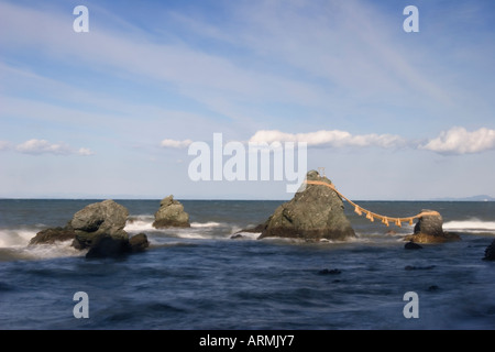 Meoto Iwa rocce ancorate al largo della costa della spiaggia di Futamigaura, Futami Town, Prefettura di Mie Giappone Foto Stock