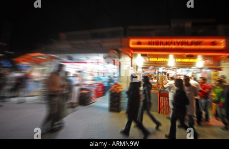 ISTANBUL, Turchia. Kebab ristoranti sulla piazza Taksim alla fine di Istiklal Caddesi nel quartiere di Beyoglu. 2007. Foto Stock