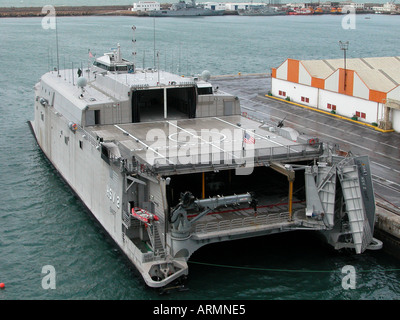 US Navy ad alta velocità piercing onda catamarano HSV2 Swift a Casablanca, in Marocco, fotografata nel dicembre 2003 Foto Stock