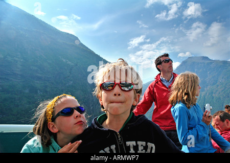 Famiglia in vacanza in Norvegia, il viaggio in traghetto tra i fiordi Foto Stock