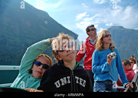 Famiglia godendo la vista dei fiordi da un traghetto, mentre è in vacanza in Norvegia Foto Stock