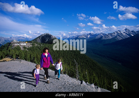 La donna e i suoi due figli escursione sopra, chalet di montagna di zolfo, Alberta, Canada. Foto Stock