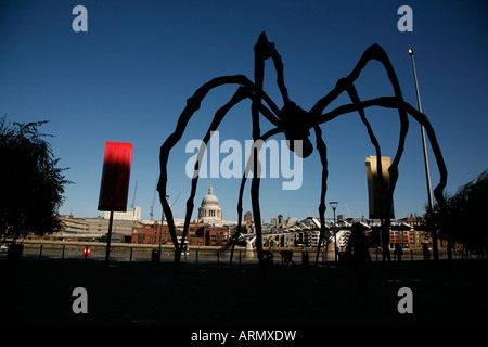 St Pauls Cathedral incorniciato da Maman scultura al di fuori della galleria Tate Modern Bankside, Londra Foto Stock