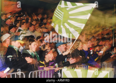 Lo sport club tifosi e bandiere in movimento a bandy gioco a Stoccolma Foto Stock