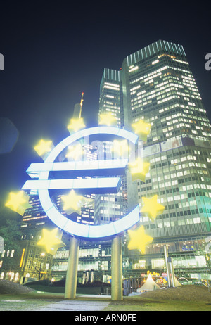 L'ex sede della Banca centrale europea di notte a Francoforte Foto Stock