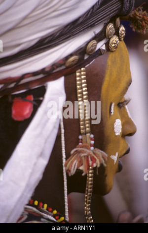 Akadaney, Niger, Africa. Fulani Wodaabe danzatrice presso Geerewol, mostrando copricapo e gioielli dalla parte posteriore. Foto Stock