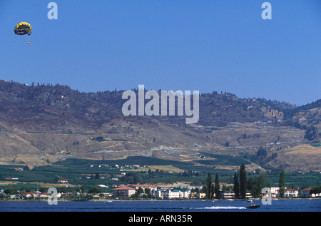 Il parasailing oltre il lago di Osoyoos, British Columbia, Canada. Foto Stock