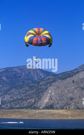 Il parasailing oltre il lago di Osoyoos, British Columbia, Canada. Foto Stock