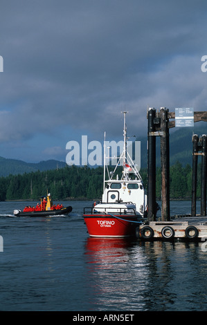 Whale Watch battello arriva, Clayoquot Sound, Tofino, Isola di Vancouver, British Columbia, Canada. Foto Stock