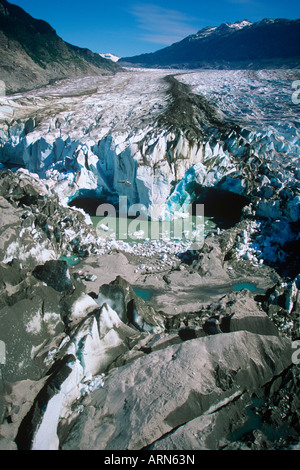 Gamma di costa, ghiacciaio Klinaklini blu ghiaccio a linguetta Nimmo Bay heli ventures, British Columbia, Canada. Foto Stock