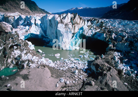 Gamma di costa, ghiacciaio Klinaklini blu ghiaccio a linguetta Nimmo Bay heli ventures, British Columbia, Canada. Foto Stock