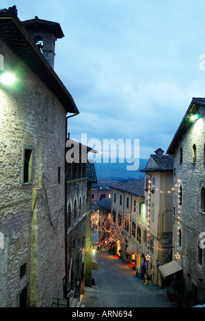 La città medievale di Gubbio Umbria Italia disseminata con decorazioni di Natale Foto Stock