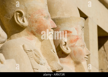 Statua di Osiride secondo il colonnato del Tempio di Hatshepsut Cisgiordania Luxor Valle del Nilo in Egitto Foto Stock