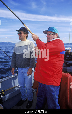 La pesca al salmone, pescatore gioca il salmone, British Columbia, Canada. Foto Stock