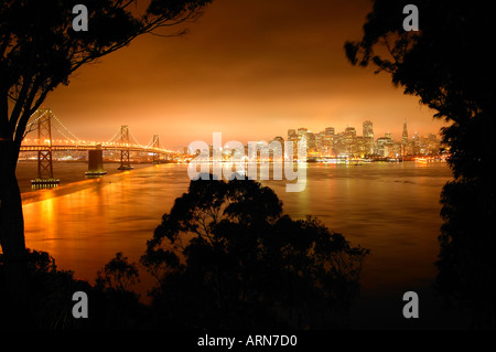 Il ponte della baia e la città di San Francisco di Yerba Buena Island California Foto Stock