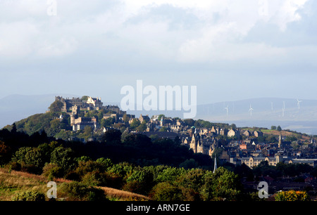 Nuova vista dal Castello di Stirling guardando a Nord. Fattoria eolica sul Braes di DOUNE A poche miglia di distanza. Scozia,UK. Foto Stock