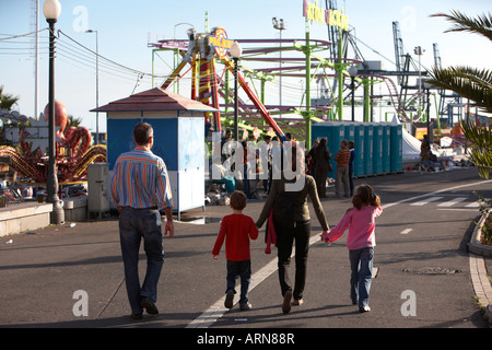 Famiglia spagnola a camminare verso il carnevale di Santa Cruz Tenerife Canarie Spagna Foto Stock