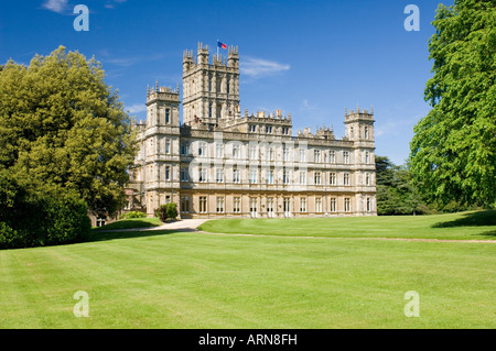 Una vista Highclere Castle in Berkshire, Inghilterra. Reso famoso come impostazione per il periodo del dramma Cavendish Abbey Foto Stock