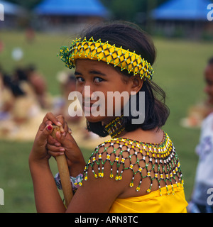 Ragazza giovane ballerina da Marianne Settentrionali Isole giallo in costume tradizionale con perline tuorlo e la fascia di testa Foto Stock