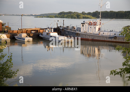 Barche tra cui un lancio navale ormeggiato sul fiume Ob a Novosibirsk Siberia Russia Asia settentrionale Foto Stock