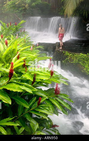 Un visitatore gode di una acqua calda corrente scorre attraverso Tabacon Hot Spring Resort e Spa Costa Rica Foto Stock