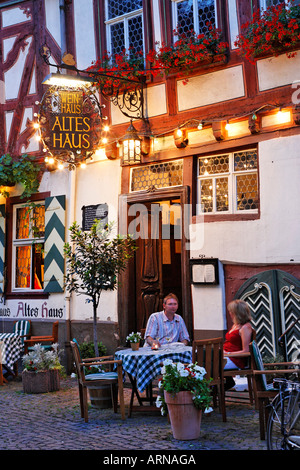 Un accogliente ristorante chiamato casa vecchia, bacharach sul Reno RHEINLAND-PFALZ, Germania Foto Stock