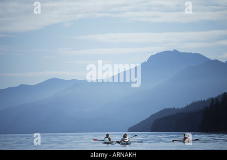 Kayak capi gruppo sud, Johnstone strait, Isola di Vancouver, British Columbia, Canada. Foto Stock