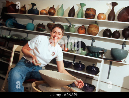 Potter/ceramica artista Mary Fox nel suo studio, Ladysmith, British Columbia, Canada. Foto Stock