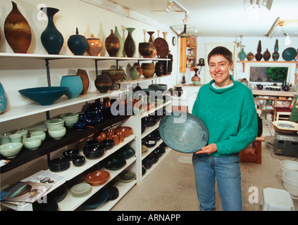 Potter/ceramica artista Mary Fox nel suo studio, Ladysmith, British Columbia, Canada. Foto Stock