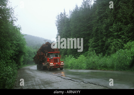 Industria di registrazione, caricato login carrello con i registri di cedro, l'isola di Vancouver, British Columbia, Canada. Foto Stock