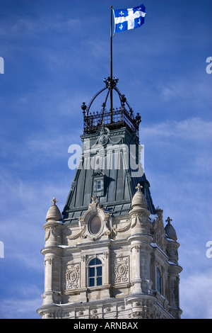 La bandiera del Quebec vola sopra la torre centrale dell Assemblea Nazionale nella città di Québec Foto Stock