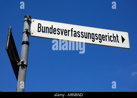 Segno di direzione alla Corte costituzionale federale della Germania, Karlsruhe, Baden-Wuerttemberg, Germania Foto Stock