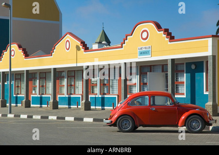 Volkswagen rosso di fronte ad un edificio di Swakopmund, sud-ovest-Africa e Africa Foto Stock