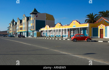 Volkswagen rosso di fronte ad un edificio di Swakopmund, sud-ovest-Africa e Africa Foto Stock