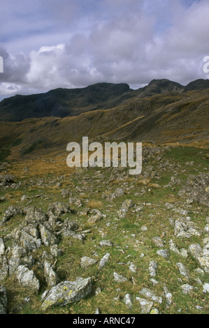 Lodore Falls e Scafell Pike montagna da tre tarns area vicino bowfell Foto Stock