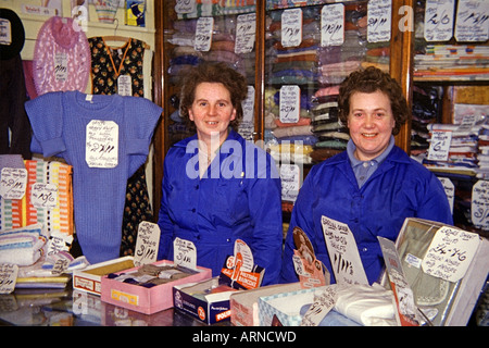 Il Belmont panneggi Stores Ltd, Stockport, anni cinquanta anni sessanta con negozio gli assistenti in tuta e biglietti di ingresso a prezzo di £ in SD. JMH0984 Foto Stock